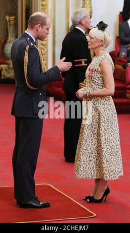 Joanna Coles wird von dem Herzog von Cambridge während einer Investiturzeremonie im Buckingham Palace, London, zur OBE (Officer of the Order of the British Empire) ernannt. Stockfoto