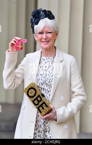 Joanna Coles, nachdem sie vom Herzog von Cambridge bei einer Investiturzeremonie im Buckingham Palace, London, zur OBE (Officer of the Order of the British Empire) ernannt wurde. Stockfoto