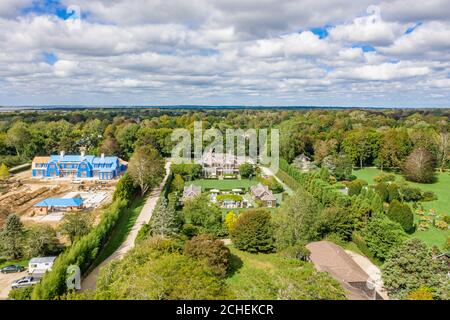 Luftaufnahme von zwei großen Southampton-Anwesen, eines davon im Bau an der First Neck Lane in Southampton, NY Stockfoto