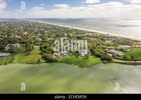 Luftaufnahme von Anwesen in der Nähe des Ozeans in Southampton, NY Stockfoto