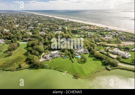 Luftaufnahme von Anwesen in der Nähe des Ozeans in Southampton, NY Stockfoto