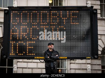 Der amerikanische Künstler Justin Brice Guariglia mit seinem Stück REDUCE SPEED NOW! Wie es im Somerset House in London anlässlich des Earth Day 2019 enthüllt wird. Stockfoto