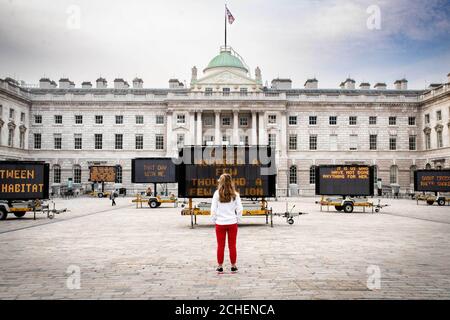 NUR REDAKTIONELLE VERWENDUNG REDUZIEREN SIE JETZT DIE GESCHWINDIGKEIT! Der amerikanische Künstler Justin Brice Guariglia wird anlässlich des Earth Day 2019 im Somerset House in London enthüllt. Stockfoto