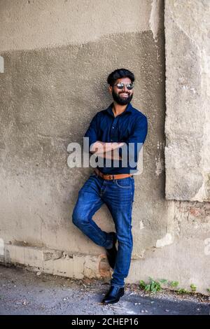 Fashion Business Mann im Hemd posiert gegen die Steinwand. Stockfoto