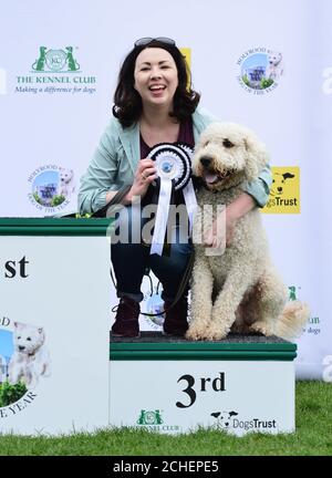 REDAKTIONELLE VERWENDUNG NUR Cuillin, ein Labrador-Kreuzpudel, der Monica Lennon MSP gehört, ist der zweite im diesjährigen Holyrood Dog of the Year Wettbewerb, der gemeinsam von Dogs Trust und dem Kennel Club in den Scottish Parliament Gardens, Edinburgh, veranstaltet wird. Stockfoto