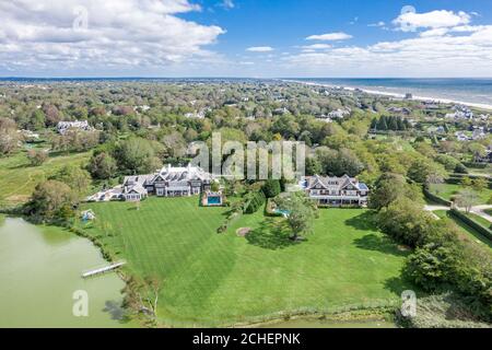 Luftaufnahme von Anwesen in der Nähe des Ozeans in Southampton, NY Stockfoto