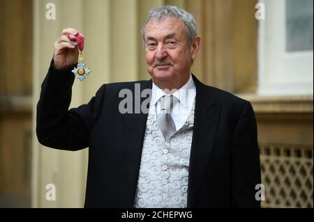 Pink Floyd Schlagzeuger Nick Mason mit seinem CBE für Dienste an Musik nach einer Investiturfeier im Buckingham Palace, London. Stockfoto