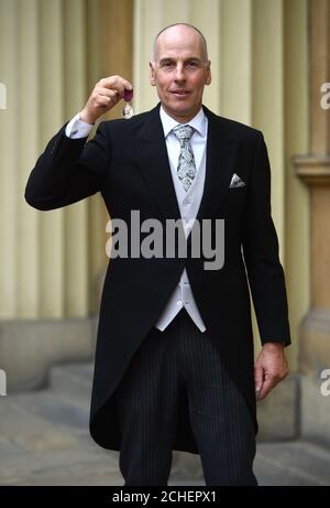 Richard Stanton mit der George Medal für die Rettung der Gefangenen in einer überfluteten Höhle in Thailand, nach einer Investiturzeremonie im Buckingham Palace, London. Stockfoto