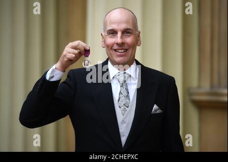 Richard Stanton mit der George Medal für die Rettung der Gefangenen in einer überfluteten Höhle in Thailand, nach einer Investiturzeremonie im Buckingham Palace, London. Stockfoto