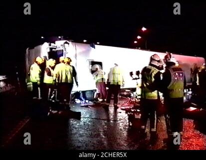 London Fire Brigade noch Bild von ihrem Video von ihrer Rettungsarbeit, als ein National Express Coach war in einem Unfall auf der Zufahrtsstraße, die von der Kreuzung 4B der M4 Ost an die M25 Kreuzung 15 im Uhrzeigersinn, die zum Tod von zwei Menschen führte beteiligt. Stockfoto