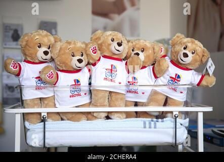 MITTWOCH, 8. MAI, 0001. MAI, VERBOTE REDAKTIONELLE VERWENDUNG NUR EINE Lieferung von Spielzeugbären kommt im Royal Surrey County Hospital in Guildford an, da die Build-A-Bear-Werkstatt die historische Geburt des jüngsten Königs feiert, indem sie 1,000 Bären an Neugeborene in 10 königlichen Krankenhäusern liefert. Krankenstationen und Entbindungsstationen in ganz Großbritannien. Stockfoto