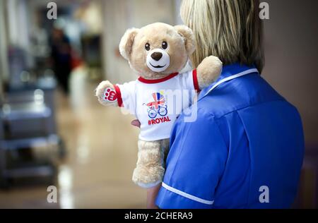 MITTWOCH, 8. MAI, 0001. MAI, VERBOTE REDAKTIONELLE VERWENDUNG NUR EINE Lieferung von Spielzeugbären kommt im Royal Surrey County Hospital in Guildford an, da die Build-A-Bear-Werkstatt die historische Geburt des jüngsten Königs feiert, indem sie 1,000 Bären an Neugeborene in 10 königlichen Krankenhäusern liefert. Krankenstationen und Entbindungsstationen in ganz Großbritannien. Stockfoto