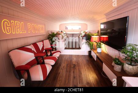 REDAKTIONELLE VERWENDUNG NUR Mega-Fan Suzanne Godley führt den original Union Jack-bemalten Spice Bus aus dem Film Spice World von 1997 auf Airbnb auf, wo er Gästen zur Verfügung steht, um eine Übernachtung an Bord am 14. Und 15. Juni im Wembley Park in London zu buchen. Stockfoto