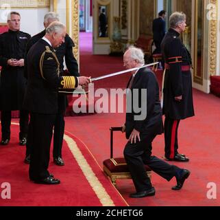 Sir Philip Pullman aus Cumnor wird vom Prince of Wales im Buckingham Palace zum Knight Bachelor of the British Empire gemacht. DRÜCKEN Sie VERBANDSFOTO. Bilddatum: Donnerstag, 16. Mai 2019. Siehe PA Geschichte ROYAL Investiture. Bildnachweis sollte lauten: Dominic Lipinski/PA Wire Stockfoto