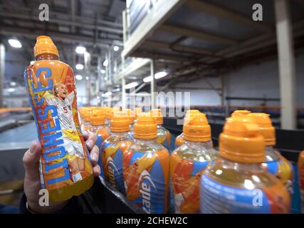 REDAKTIONELLE VERWENDUNG NUR Getränkeflaschen zu Ehren der englischen Frauenfußballstars, die von Lucozade Sport zur Unterstützung der England Lionesses und des Frauenspiels im Allgemeinen geschaffen wurden. Stockfoto