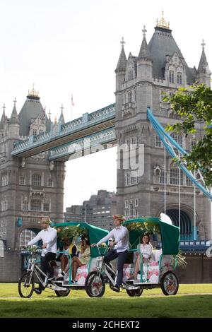 REDAKTIONELLE VERWENDUNG NUR Florale Rikschas fahren durch Potters Field, London, um die Loire Valley Wines Bucket List zu starten, die ein Sommer mit selbstgeführten Weinverkostungen durch London ist. Stockfoto