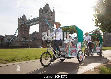 REDAKTIONELLE VERWENDUNG NUR Florale Rikschas fahren durch Potters Field, London, um die Loire Valley Wines Bucket List zu starten, die ein Sommer mit selbstgeführten Weinverkostungen durch London ist. Stockfoto