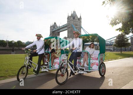 REDAKTIONELLE VERWENDUNG NUR Florale Rikschas fahren durch Potters Field, London, um die Loire Valley Wines Bucket List zu starten, die ein Sommer mit selbstgeführten Weinverkostungen durch London ist. Stockfoto