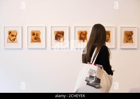 REDAKTIONELLE VERWENDUNG NUR Künstler, Blondy bei der Vorschau seiner ersten Londoner Ausstellung, Blondy: Stella Populis, in der Ronchini Gallery in Mayfair. Stockfoto