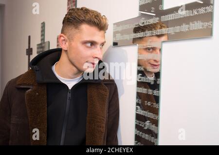 REDAKTIONELLE VERWENDUNG NUR Künstler, Blondy bei der Vorschau seiner ersten Londoner Ausstellung, Blondy: Stella Populis, in der Ronchini Gallery in Mayfair. Stockfoto