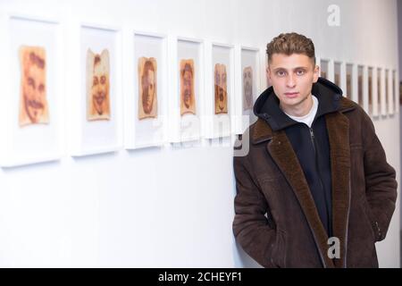 REDAKTIONELLE VERWENDUNG NUR Künstler, Blondy bei der Vorschau seiner ersten Londoner Ausstellung, Blondy: Stella Populis, in der Ronchini Gallery in Mayfair. Stockfoto