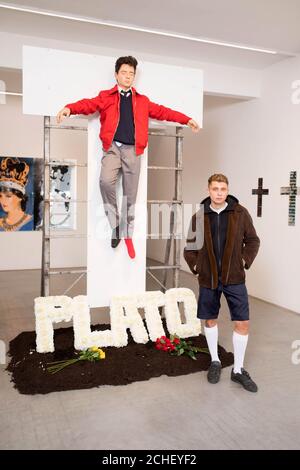 REDAKTIONELLE VERWENDUNG NUR Künstler, Blondy bei der Vorschau seiner ersten Londoner Ausstellung, Blondy: Stella Populis, in der Ronchini Gallery in Mayfair. Stockfoto