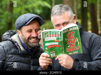 REDAKTIONELLE VERWENDUNG NUR der ehemalige SAS-Soldat Andy McNab (rechts) und Autor Phil Earle bei der Veröffentlichung ihres neuen Buches "Get me out of here!" Bei Go Ape in Slough, Berkshire. Stockfoto