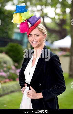 Jodie Kidd kommt in Royal Ascot mit einem Royal Motto Hut, beauftragt von Buchmacher Ladbrokes zu feiern eine der beliebtesten Wetten bei den Rennen platziert Ð die Farbe der QueenÕs Hut, Berkshire. Stockfoto