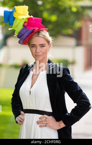 Jodie Kidd kommt in Royal Ascot mit einem Royal Motto Hut, beauftragt von Buchmacher Ladbrokes zu feiern eine der beliebtesten Wetten bei den Rennen platziert Ð die Farbe der QueenÕs Hut, Berkshire. Stockfoto