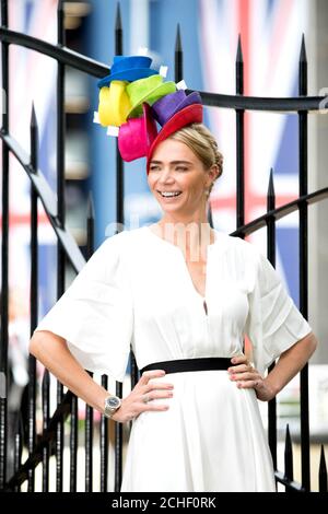 Jodie Kidd kommt in Royal Ascot mit einem Royal Motto Hut, beauftragt von Buchmacher Ladbrokes zu feiern eine der beliebtesten Wetten bei den Rennen platziert Ð die Farbe der QueenÕs Hut, Berkshire. Stockfoto