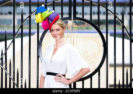 Jodie Kidd kommt in Royal Ascot mit einem Royal Motto Hut, beauftragt von Buchmacher Ladbrokes zu feiern eine der beliebtesten Wetten bei den Rennen platziert &ETH; die Farbe des Queen&Otilde;s Hut, Berkshire. Stockfoto