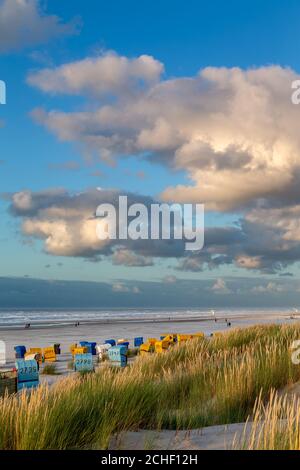 Liegestühle an einem Sommernachmittag auf der ostfriesischen Insel Juist, Deutschland. Stockfoto