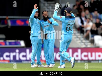 Der englische Adil Rashid (Mitte) feiert das Wicket von Kusal Mendis aus Sri Lanka während des ICC Cricket World Cup Gruppenbühnenmatches in Headingley, Leeds. Stockfoto