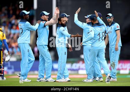 Der englische Adil Rashid (Mitte) feiert die Teilnahme an der Cricket-Weltmeisterschaft in Headingley, Leeds, am Wicket von Kusal Mendis aus Sri Lanka. Stockfoto