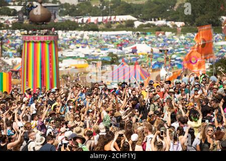 Festivalbesucher genießen Sie die Sonne, wie sie tanzen und Musik auf dem Glastonbury Festival in würdiger Farm, Pilton, Somerset. Stockfoto