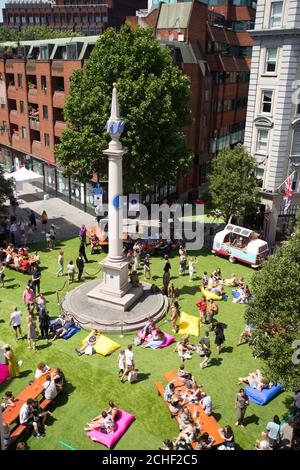 REDAKTIONELLE VERWENDUNG NUR Menschenmengen versammeln sich beim Festival 30 bei Seven Dials in London, einem kostenlosen eintägigen familienfreundlichen Festival, das Bastelworkshops und andere Pop-up-Aktivitäten bietet, um den 30. Jahrestag der legendären Sundial Pillar und die Bemühungen des Seven Dials Trust zum Schutz der sieben Dials zu feiern. DRÜCKEN SIE ZUORDNUNG. Bilddatum: Samstag, 29. Juni 2019. Foto sollte lauten: David Parry/PA Wire Stockfoto