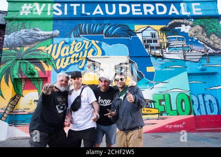 REDAKTIONELLE VERWENDUNG NUR links-rechts Mark, Graham, Steve und Jaime von britischen Straßenkünstlern The Graffiti Kings, die mit dem Großraum Fort Lauderdale Künstler Ruben Ubiera zusammengearbeitet haben, um ein neues Wandbild zu schaffen, um das ???Visit Lauderdale x London Art Swap???? In Shoreditch, London. Stockfoto