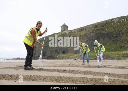 Um die Rückkehr der ursprünglichen Meisterschaft des Golfsports nach Nordirland nach 68 Jahren zu feiern, hat Tourism Ireland mit Sand in Your Eye, einem Sandkünstler, zusammengearbeitet, um fünf Sandkunstwerke am Strand von Downhill Strand vor den 148. Open zu schaffen. DRÜCKEN SIE ZUORDNUNG. Ausgabedatum: Donnerstag, 4. Juli 2019. Die Kunstwerke zeigen Titanic Belfast, The Dark Hedges und House stark's Direwolf Sigil von Game of Thrones, Derry-Londonderrys Guildhall und den einheimischen Golfprofi Rory McIlroy. Foto sollte lauten: Michael Cooper/PA Wire Stockfoto