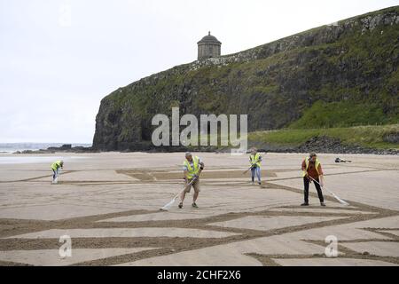 REDAKTIONELLE VERWENDUNG NUR um die Rückkehr der ursprünglichen Meisterschaft des Golfsports nach Nordirland nach 68 Jahren zu feiern, hat Tourism Ireland mit Sand in Your Eye zusammengearbeitet, um fünf Sandkunststücke am Strand von Downhill Strand vor den 148th Open zu kreieren. DRÜCKEN SIE ZUORDNUNG. Ausgabedatum: Donnerstag, 4. Juli 2019. Die Kunstwerke zeigen Titanic Belfast, The Dark Hedges und House stark's Direwolf Sigil von Game of Thrones, Derry-Londonderry's Guildhall und den einheimischen Golfspieler Rory McIlroy. Foto sollte lauten: Michael Cooper/PA Wire Stockfoto