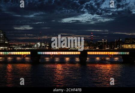 Eine allgemeine Ansicht der Cannon Street Railway Bridge, die eine der vier Brücken ist, die umgewandelt wurden, um die erste Phase von Illuminated River zu starten, eine ehrgeizige neue öffentliche kunstkommission für London, die schließlich bis zu 15 Brücken entlang der Themse beleuchtet sehen wird. DRÜCKEN SIE ZUORDNUNG. Ausgabedatum: Mittwoch, 17. Juli 2019. Der vom amerikanischen Künstler Leo Villareal und dem britischen Architekturbüro Lifschutz Davidson Sandilands konzipierte Illuminated River ist eine philanthropisch geförderte Initiative, die vom Bürgermeister von London unterstützt und von der Illuminated River Foundation geliefert wird. Es ist das erste Mal Stockfoto