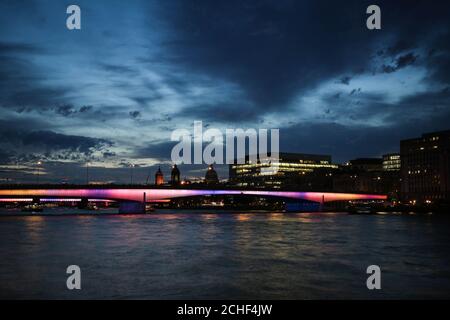 Eine allgemeine Ansicht der London Bridge, die eine der vier Brücken ist, die umgewandelt wurden, um die erste Phase von Illuminated River zu starten, eine ehrgeizige neue öffentliche kunstkommission für London, die schließlich bis zu 15 Brücken entlang der Themse beleuchtet sehen wird. DRÜCKEN SIE ZUORDNUNG. Ausgabedatum: Mittwoch, 17. Juli 2019. Der vom amerikanischen Künstler Leo Villareal und dem britischen Architekturbüro Lifschutz Davidson Sandilands konzipierte Illuminated River ist eine philanthropisch geförderte Initiative, die vom Bürgermeister von London unterstützt und von der Illuminated River Foundation geliefert wird. Es ist das erste Mal, dass die Themse Stockfoto