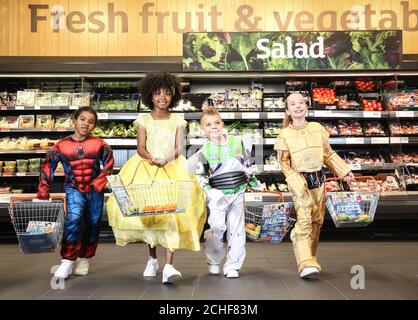 (Von links nach rechts) Damani, gekleidet als Spider-man, Amaura Crossley, gekleidet als Belle, Tayler Boileau, Gekleidet als Buzz Lightyear und Evangelina Brannan, gekleidet als C-3PO als Sainsbury???s und Disney UK stellen die neuen Disney Heroes Sammler vor??? Karten und Alben, die von heute bis zum 2. Oktober in London in den Sainsbury?? Stores landesweit erhältlich sein werden. Stockfoto