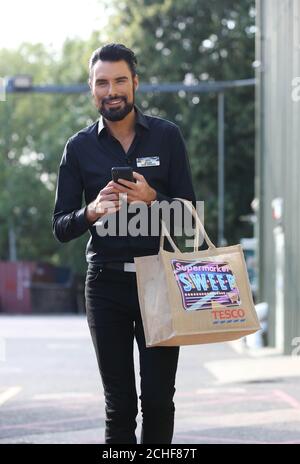 NUR FÜR REDAKTIONELLE VERWENDUNG Rylan Clark-Neal, der neue Gastgeber von Supermarket Sweep, verlässt die ITV Studios mit einer Tesco 'Supermarket Sweep'-Tasche in einer Sonderausgabe, die dem Supermarkt zufolge dazu beigetragen hat, die Show wieder auf die Bildschirme der Nation zu bringen. Stockfoto