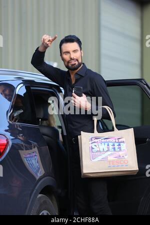 NUR FÜR REDAKTIONELLE VERWENDUNG Rylan Clark-Neal, der neue Gastgeber von Supermarket Sweep, verlässt die ITV Studios mit einer Tesco 'Supermarket Sweep'-Tasche in einer Sonderausgabe, die dem Supermarkt zufolge dazu beigetragen hat, die Show wieder auf die Bildschirme der Nation zu bringen. Stockfoto