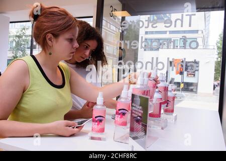 REDAKTIONELLE VERWENDUNG NUR Chloe Bester, 19 (links) und Lulu Oliver Clark, 17, bei der Eröffnung von ???The Store of Modern Childhood??? In Baker Street, einer Pop-up-Installation der Children??? S Society, die Gegenstände wie Stichweste und blaue Make-up zeigt, um die Realität der Kindheit, mit der viele Kinder und Jugendliche täglich konfrontiert sind, zu verdeutlichen, Wie fast eine Viertel Million Kinder sind unglücklich in Großbritannien, nach einer neuen Forschung von den Kindern???s Wohltätigkeitsorganisation. Stockfoto