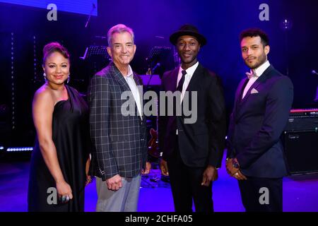 NUR ZUR REDAKTIONELLEN VERWENDUNG (von links nach rechts) Robin Barnes, Christopher L. Thompson, President und CEO von Brand USA, Aloe Blacc und Omar Aragones, bei EINER Nacht amerikanischer Musik, veranstaltet von Brand USA zur Eröffnung der Travel Week Europe 2019, im Royal Opera House in London. Stockfoto