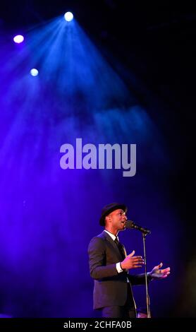 REDAKTIONELLE VERWENDUNG NUR Singer-Songwriter Aloe Blacc tritt bei EINER Nacht amerikanischer Musik auf, veranstaltet von Brand USA zur Eröffnung der Travel Week Europe 2019, im Royal Opera House in London. Stockfoto