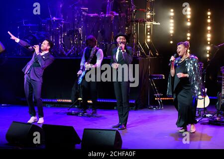 NUR ZUR REDAKTIONELLEN VERWENDUNG (von links nach rechts) Omar Aragones, Aloe Blacc und Robin Barnes, bei EINER Nacht amerikanischer Musik, veranstaltet von Brand USA zur Eröffnung der Travel Week Europe 2019, im Royal Opera House in London. Stockfoto