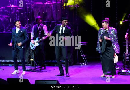 NUR ZUR REDAKTIONELLEN VERWENDUNG (von links nach rechts) Omar Aragones, Aloe Blacc und Robin Barnes, bei EINER Nacht amerikanischer Musik, veranstaltet von Brand USA zur Eröffnung der Travel Week Europe 2019, im Royal Opera House in London. Stockfoto