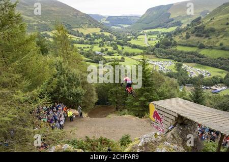 EDITORIAL nur von Großbritannien Harry Molloy beteiligt sich an der Red Bull Hardliner 2019 Downhill Mountainbike Rennen in Ysgubor im Dyfi Tal, Wales. Stockfoto